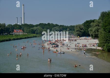 Bagnanti presso il Flaucher, Isar, Thalkirchen, Monaco di Baviera, Baviera, Baviera, Germania Foto Stock