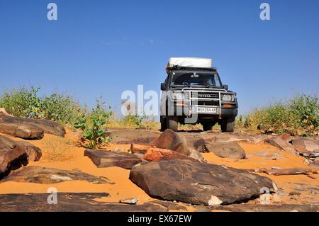 Un SUV con tetto tenda sulle Rocky via, percorso da Atar a Tidjikja, regione di Adrar, Mauritania Foto Stock