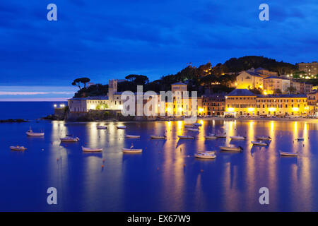 Bay Baia del Silenzio con la Chiesa di San Nicolo chiesa, Sestri Levante, Provincia di Genova e la Riviera di Levante, Liguria, Italia Foto Stock