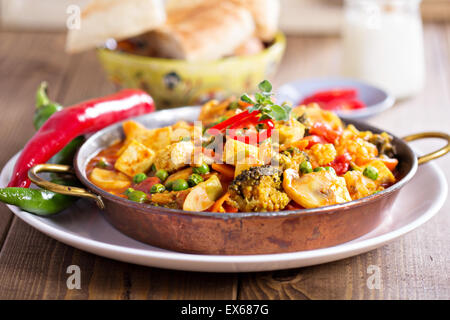 Vegan curry con tofu, funghi e ortaggi Foto Stock