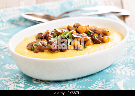 Polenta con patatine fritte muchrooms piccante e ceci Foto Stock