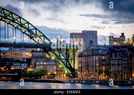 Newcastle Tyne Bridge e la banchina di notte Foto Stock