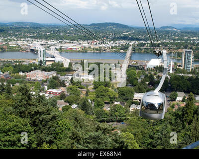 Portland, Oregon, Stati Uniti d'America. Vista della città dal Portland Aerial Tram o OHSU linea tramviaria in una giornata di sole. Foto Stock