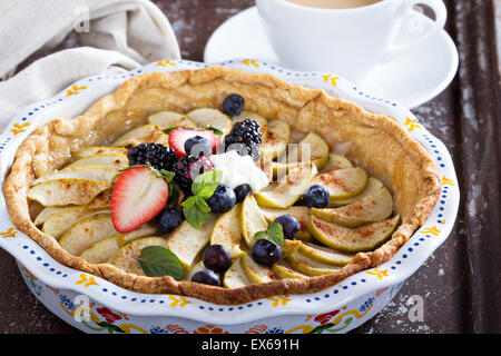 Torta di mele con panna montata e frutti di bosco freschi Foto Stock