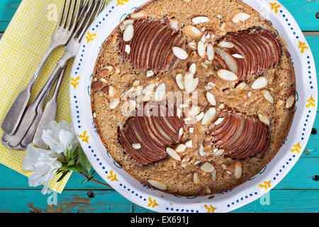Pera e torta di mandorle senza glutine vista superiore Foto Stock