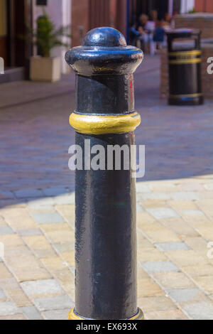 Elegante nero e oro su una strada bollard Foto Stock