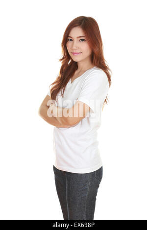 Donna con le braccia incrociate, indossa una t-shirt bianco isolato su sfondo bianco. Foto Stock