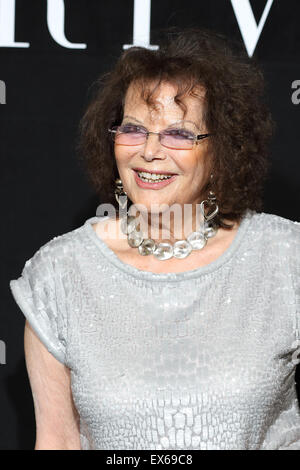 Parigi, Francia. 07 Luglio, 2015. Italian attrice Claudia Cardinale assiste la presentazione di Giorgio Armani Prenotazione autunno/inverno 2015/2016 raccolta durante il Paris Haute Couture della settimana della moda di Parigi, Francia, 7 luglio 2015. Parigi Haute Couture sfilate di moda fino al 9 luglio 2015. Credito: Hendrik Ballhausen/dpa picture alliance/Alamy Live News Foto Stock