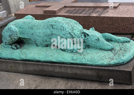 Statua di cane in appoggio sulla tomba presso il Cimitero di Passy, Parigi, Francia Foto Stock