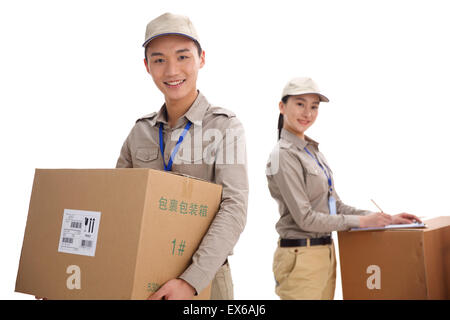 Il giovane e la giovane donna che lavorano in magazzino Foto Stock