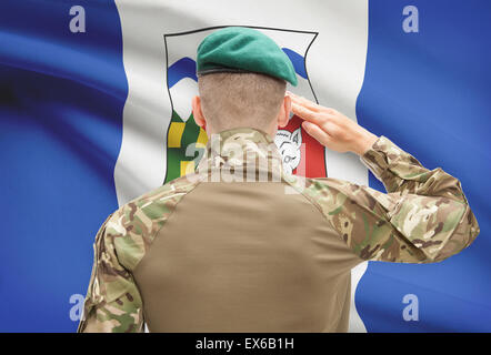 Soldato che plaude alla provincia canadese serie tricolore - Territori del Nord-ovest Foto Stock