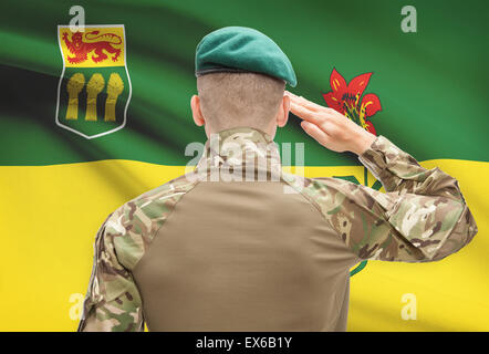 Soldato che plaude alla provincia canadese serie tricolore - Saskatchewan Foto Stock