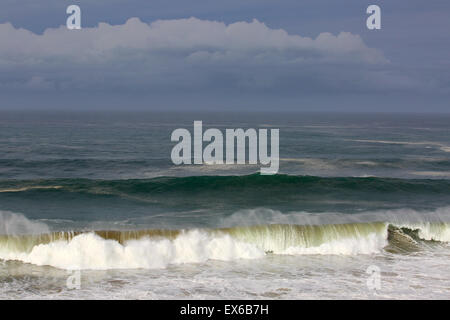 Grande oceano onde la rottura a Mossel Bay, Sud Africa Foto Stock