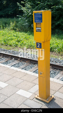 Il vecchio biglietto del treno macchina di stampaggio in Olanda per le vecchie schede di carta Foto Stock