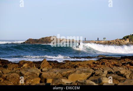 Acqua fredda in inverno il surf sulla costa rocciosa in Mossel Bay, Sud Africa Foto Stock