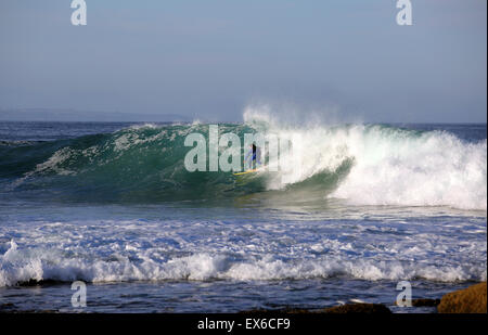 Acqua fredda in inverno il surf in Mossel Bay, Sud Africa Foto Stock