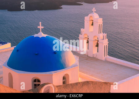 Aghioi Theodoroi chiesa a Firostefani a Santorini una delle isole Cicladi nel Mare Egeo, Grecia. Foto Stock