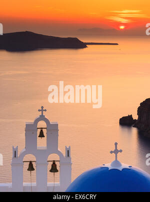 Aghioi Theodoroi chiesa a Firostefani a Santorini una delle isole Cicladi nel Mare Egeo, Grecia. Foto Stock