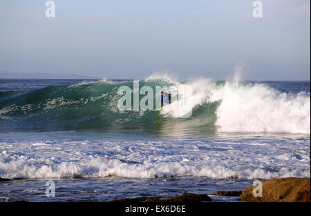 Acqua fredda in inverno il surf in Mossel Bay, Sud Africa Foto Stock