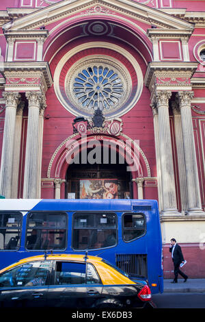 Scena di strada in Mac Iver street, facciata della Basilica de la Merced, Santiago. Il Cile. Foto Stock