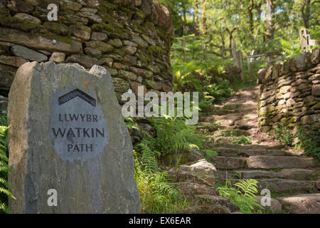 Segno all inizio del percorso Watkin a Mount Snowdon, Snowdonia National Park, North Wales, Regno Unito Foto Stock