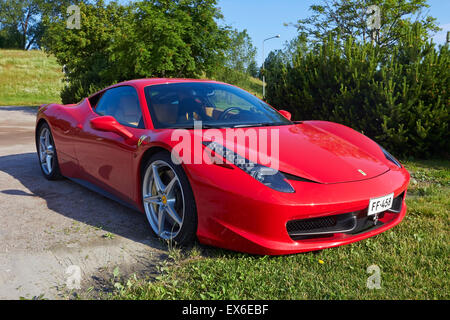 Ferrari F458 nel parco, Finlandia Foto Stock