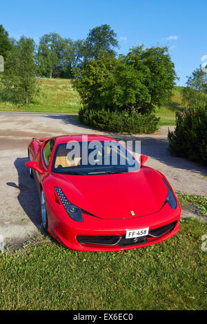 Ferrari F458 nel parco, Finlandia Foto Stock