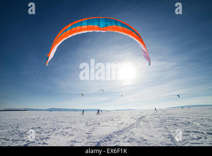 Kiteboarder con blue kite sulla neve Foto Stock