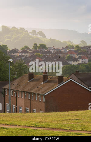 Alloggiamento soleggiato in Bettws area della città di Newport, Galles. Foto Stock