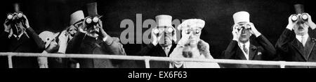 Un giorno al ascot gare 1935. Re Giorgio V e la regina Mary guardare fuori attraverso il binocolo, dal Royal enclosure, circondato da alcuni dei loro figli e con la duchessa di York (Queen Elizabeth la moglie di George VI) visto a sinistra Foto Stock