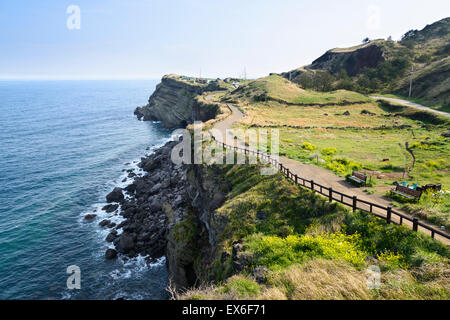 Vista di Olle a piedi il sentiero n. 10 Corso in Songaksan in Jeju Island, Corea. Olle è famoso trekking corsi creati lungo la costa. Foto Stock