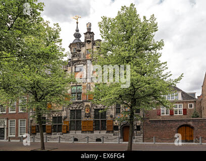 Vista sulla casa monumentale con numerosi stemmi, ''i bracci di Savoia'', Oude Delft, Delft, Olanda meridionale, Paesi Bassi. Foto Stock