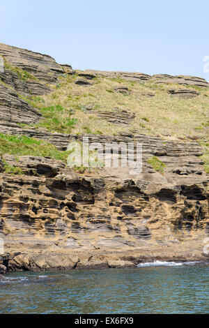 Costa Yongmeori(testa di drago costa), una attrazione turistica famosa per strati di multistory ruvido e strane rocce sedimentarie. Foto Stock