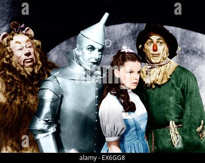 The Wizard of Oz è un 1939 American musical fantasy film prodotto dalla Metro Goldwyn Mayer, e il più noto e commercialmente adattamento con successo sulla base del 1900 romanzo The Wonderful Wizard of Oz da L. Frank Baum. Il film stelle Judy Garland; Terr Foto Stock
