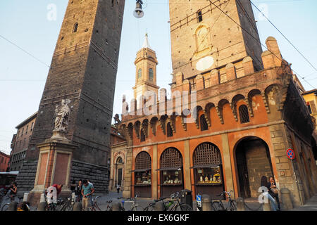 Le due torri (le Due Torri), Torre degli Asinelli e Torre della Garisenda , Piazza di Porta Ravegnana, Bologna. Foto Stock