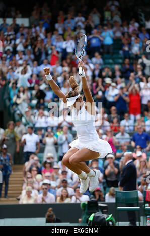 London, Londra, Regno Unito. 7 Luglio, 2015. Garbine Muguruza la Spagna celebra dopo le donne singoli quarti match contro Timea Bacsinszky della Svizzera al 2015 campionati di Wimbledon a Wimbledon, a sud-ovest di Londra, Luglio 7, 2015. Muguruza ha vinto il gioco 2-0. © Ye Pingfan/Xinhua/Alamy Live News Foto Stock