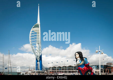 Dipinto recentemente Spinnaker Tower con base blu con navi polena in primo piano Foto Stock