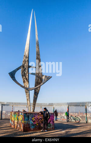 Berlin Volkspark Humboldthain park, Wiedervereinigung, riunificazione memorial scultore di Arnold Schatz sulla sommità della torre di flak Foto Stock