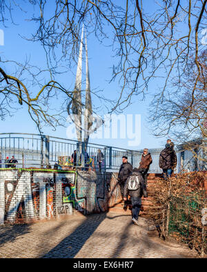 Berlin Volkspark Humboldthain park, Wiedervereinigung, riunificazione memorial scultore di Arnold Schatz sulla sommità della torre di flak Foto Stock