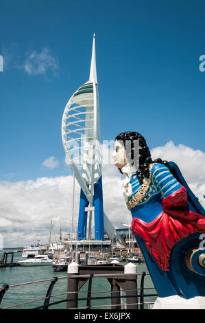 Dipinto recentemente Spinnaker Tower con base blu con navi polena in primo piano Foto Stock