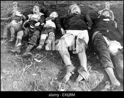 La Seconda Guerra Mondiale le atrocità; la famiglia tedesca ucciso da avanzamento aArmy sovietica1945 Foto Stock
