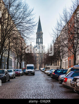 Esterno e campanile della chiesa protestante Sionskirche, la chiesa di Zion costruita in stile neoromantico con mattoni di terracotta. Mitte, Berlino, Germania Foto Stock