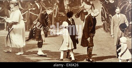 Re Giorgio V di Gran Bretagna con Queen Mary e la Principessa Elisabetta ( poi regina Elizabeth II) e la principessa Margaret a Brae Mar, Scozia 1935 Foto Stock