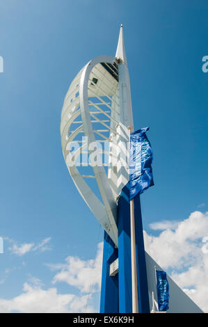 Spinnaker Tower in nuovi colori blu al Gunwharf Quays, Portsmouth Hampshire. Foto Stock