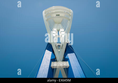 Spinnaker Tower in nuovi colori blu al Gunwharf Quays, Portsmouth Hampshire. Foto Stock