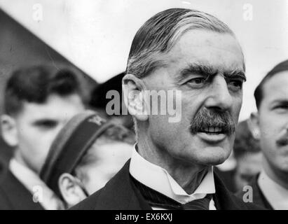 Il Primo ministro inglese Neville Chamberlain ritorna in Inghilterra nel 1938 da colloqui con Hitler a Monaco di Baviera Foto Stock