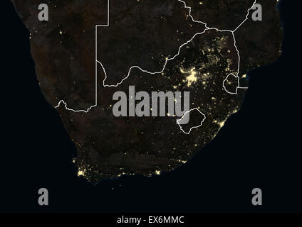 Sud Africa durante la notte nel 2012. Questa immagine satellitare con i confini mostra urbana e industriale delle luci. Foto Stock