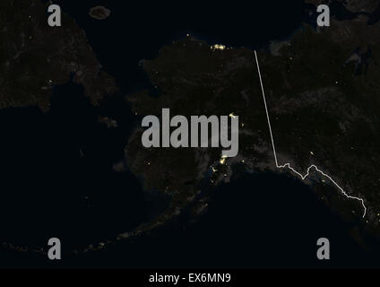 Alaska, Stati Uniti d'America di notte nel 2012. Questa immagine satellitare con i confini mostra urbana e industriale delle luci. Foto Stock