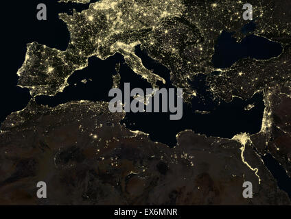 Regione mediterranea di notte nel 2012. Questa immagine satellitare mostra urbana e industriale delle luci. Foto Stock