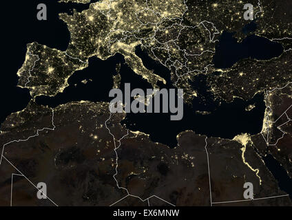 Regione mediterranea di notte nel 2012. Questa immagine satellitare con i confini mostra urbana e industriale delle luci. Foto Stock